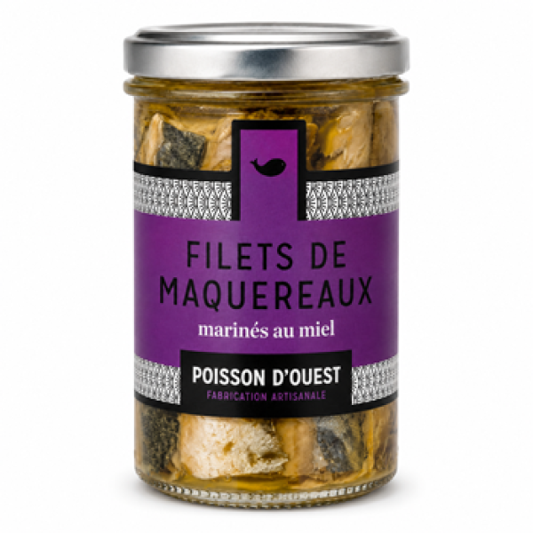 Makrelenfilets in Glas mit Essig und Honig, angerichtet auf Holzbrett mit Baguette